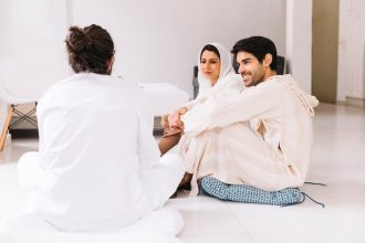 from-mosque-to-meeting:-how-to-style-a-thobe-for-work,-prayer,-and-everything-in-between